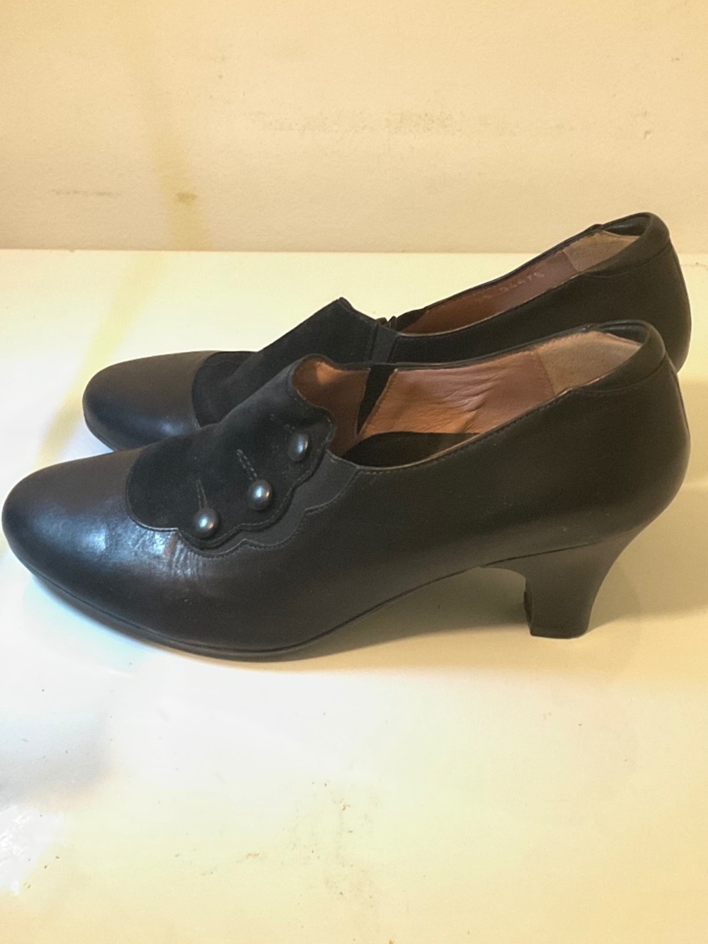 Gorgeous Beautifeel Doli Black Leather/Suede 3-Button Retro Shoes Heels Size 39.